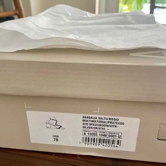 Beautiful NEW Arezzo sandals in size 7.  Includes box and dust bag. - Picture 4 of 4